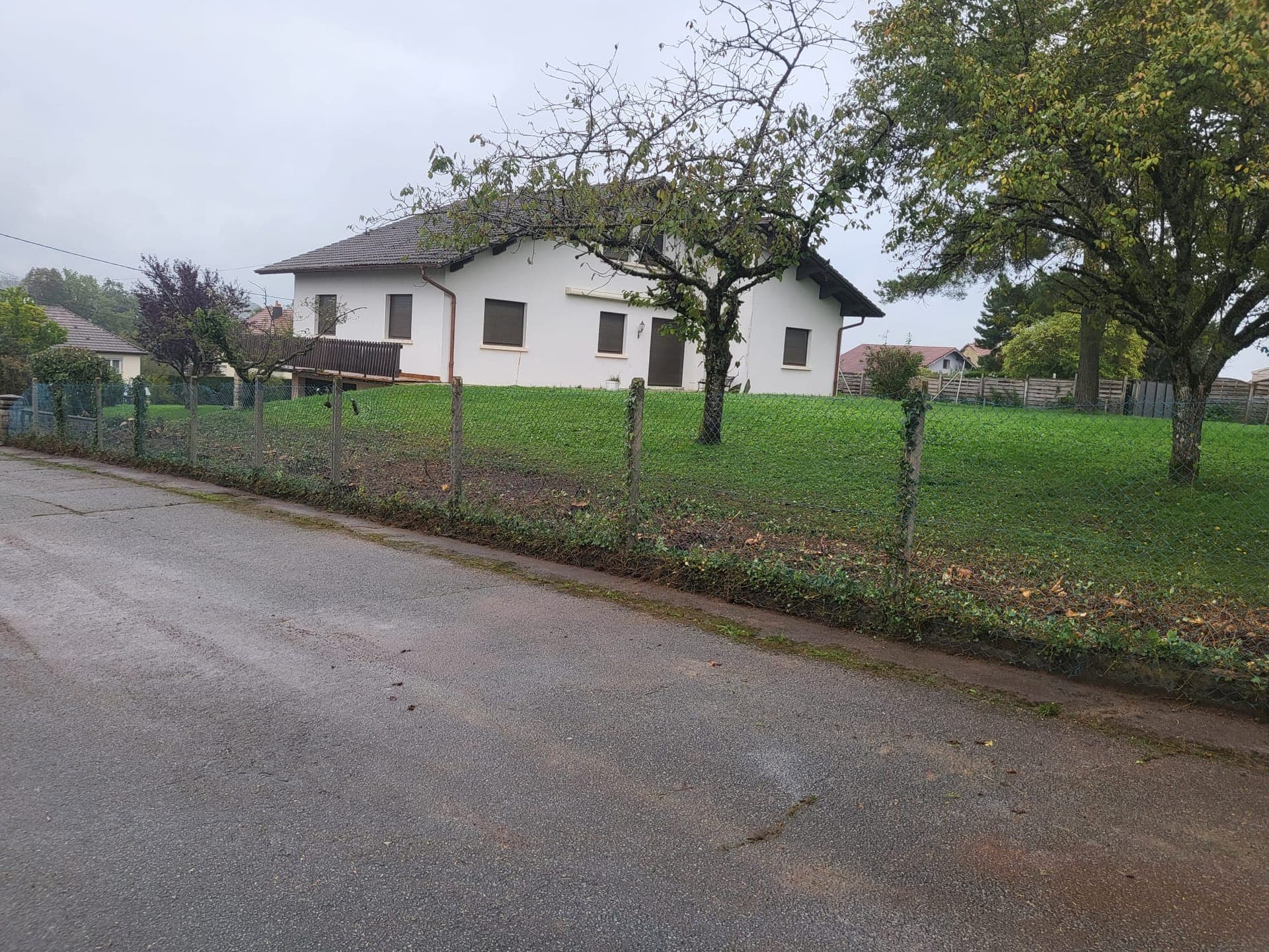 Entretien d'un grand jardin avec tonte de pelouse