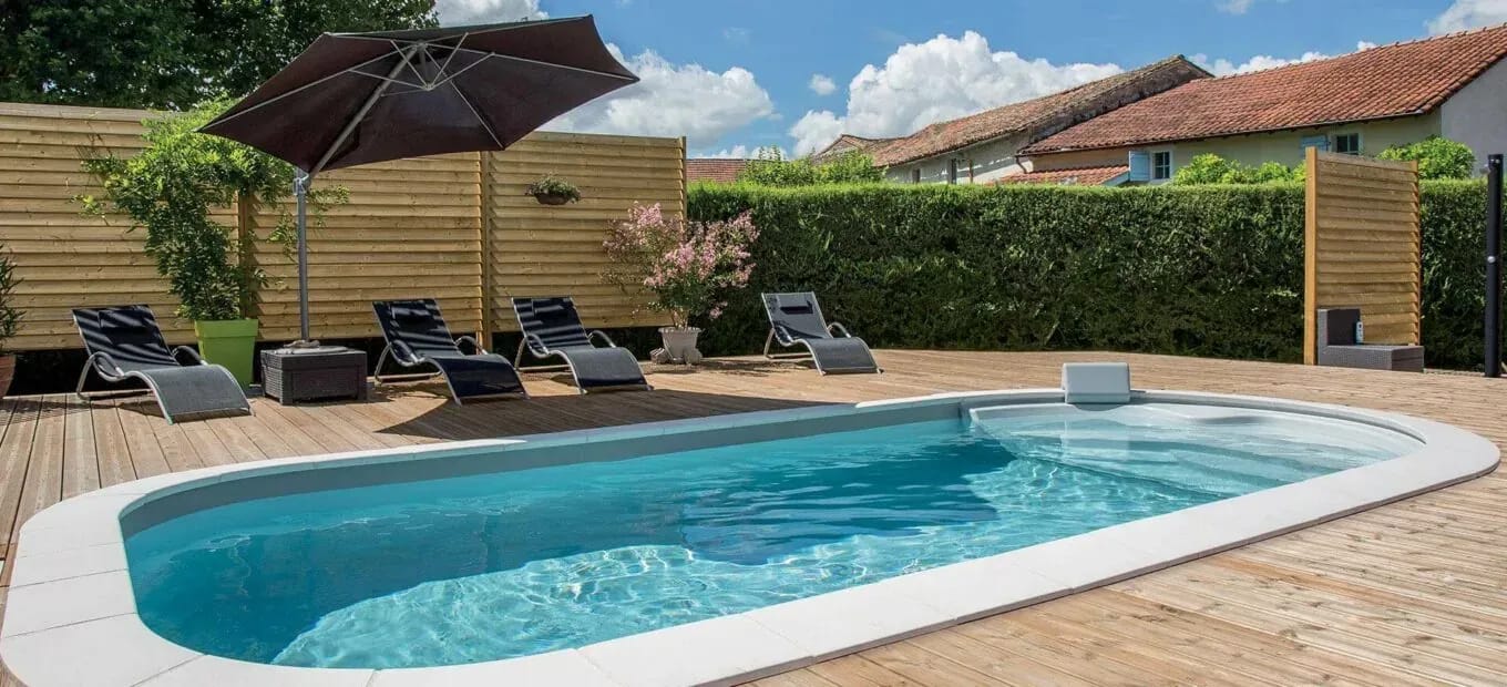 Piscine de forme libre installée par Coulon Création
